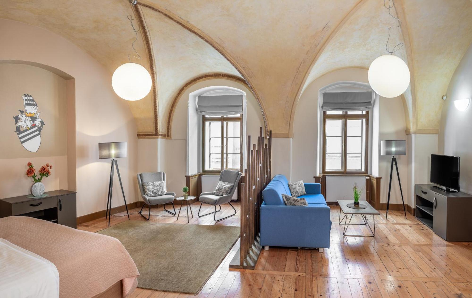 Apartment 3 Epoques By Adrez Prag